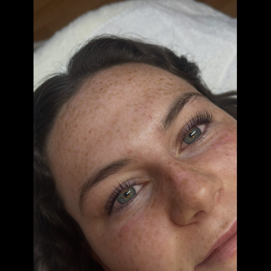 Gros plan sourcils après traitement